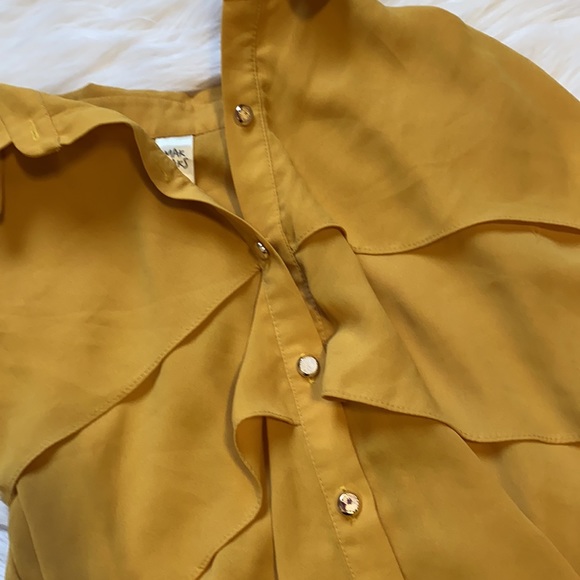 🎉 Mustard Ruffle Blouse - Picture 7 of 9
